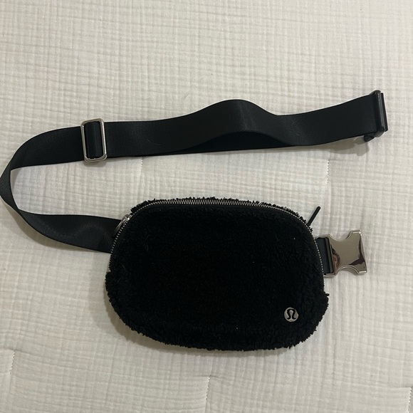 Everywhere Belt Bag Lululemon - black fuzzy - Picture 2 of 5